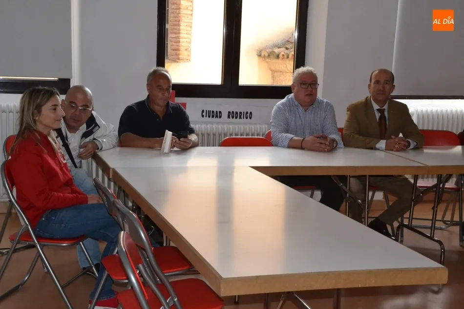 Foto 4 - Cruz Roja comparte un caf&eacute; con los interesados en conocer su trabajo  