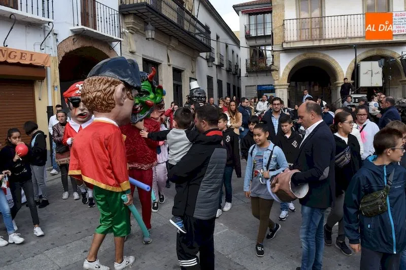 Foto 6 - Los gigantes y cabezudos recorren Alba de Tormes ante la expectaci&oacute;n de grandes y peque&ntilde;os