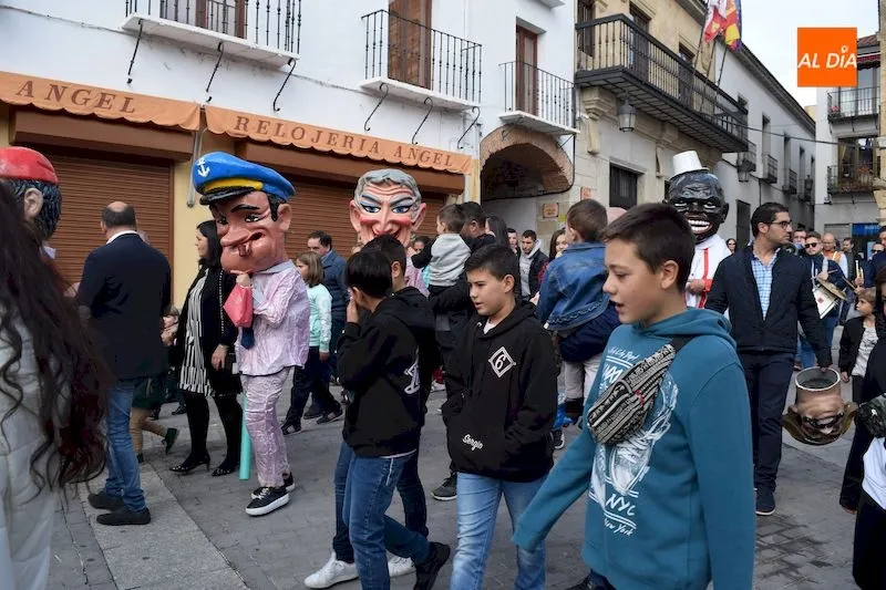 Foto 5 - Los gigantes y cabezudos recorren Alba de Tormes ante la expectaci&oacute;n de grandes y peque&ntilde;os