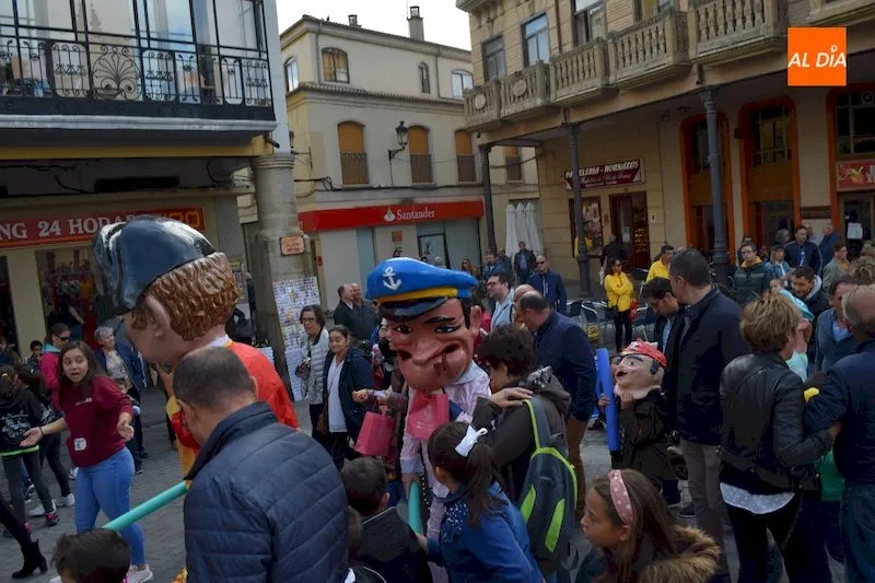 Foto 4 - Los gigantes y cabezudos recorren Alba de Tormes ante la expectaci&oacute;n de grandes y peque&ntilde;os