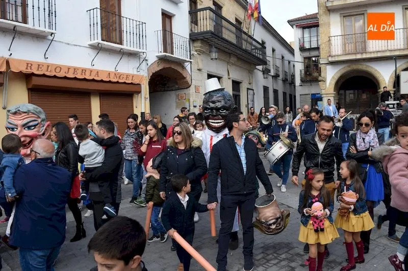 Gigantes y cabezudos en la Plaza Mayor de Alba de Tormes