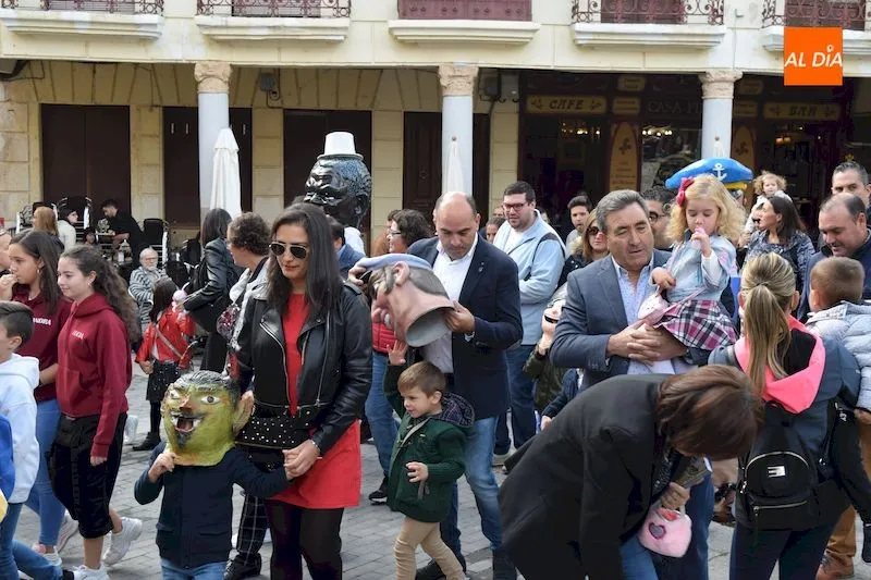 Foto 3 - Los gigantes y cabezudos recorren Alba de Tormes ante la expectaci&oacute;n de grandes y peque&ntilde;os