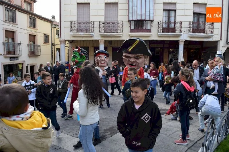 Foto 2 - Los gigantes y cabezudos recorren Alba de Tormes ante la expectaci&oacute;n de grandes y peque&ntilde;os