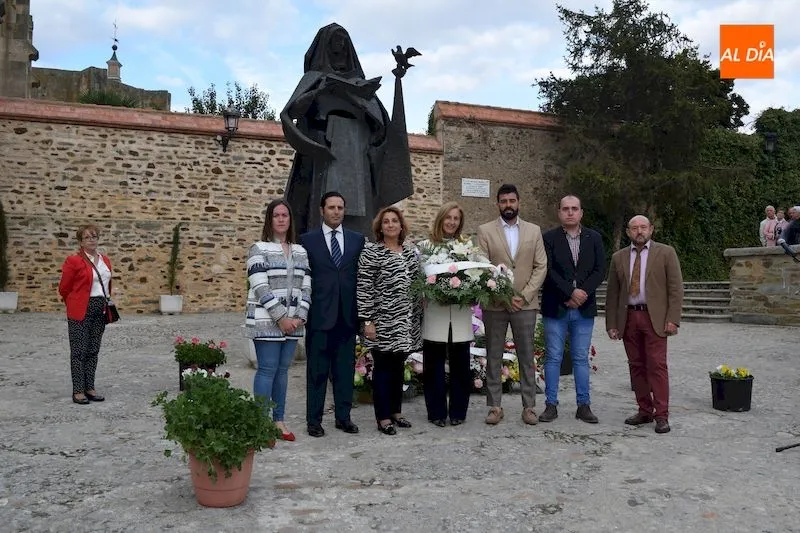 Foto 4 - Multitudinaria ofrenda floral a Santa Teresa de Jes&uacute;s