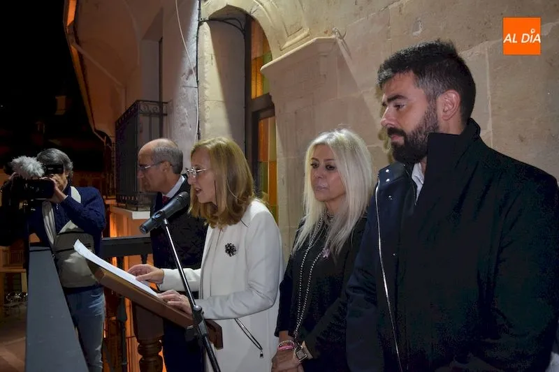 Inmaculada Rodríguez se dirigió a todos los albenses desde el balcón del Ayuntamiento / Pedro Zaballos
