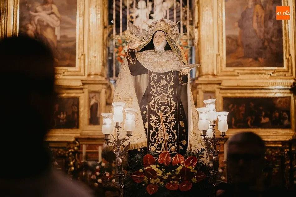 Solemnidad y respeto en la procesión magna de Santa Teresa