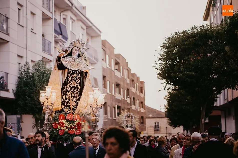 Foto 10 - Solemnidad y respeto en la procesi&oacute;n magna de Santa Teresa