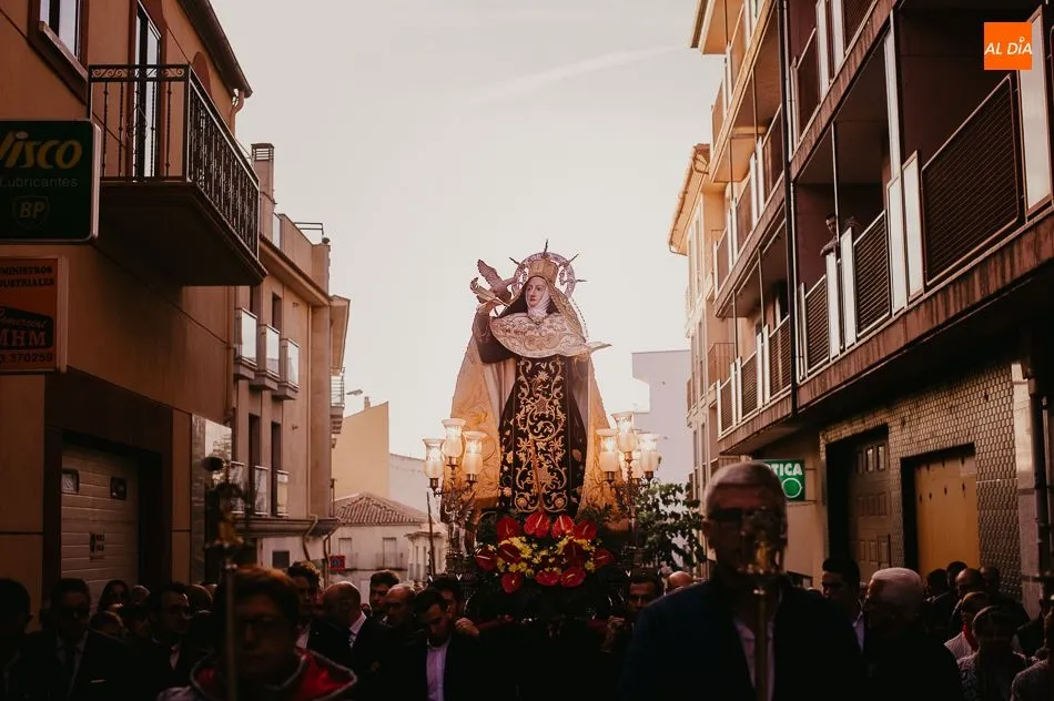 Foto 9 - Solemnidad y respeto en la procesi&oacute;n magna de Santa Teresa