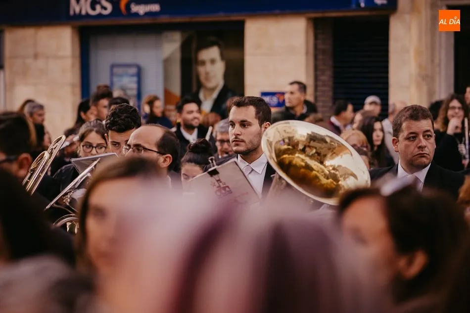 Foto 8 - Solemnidad y respeto en la procesi&oacute;n magna de Santa Teresa