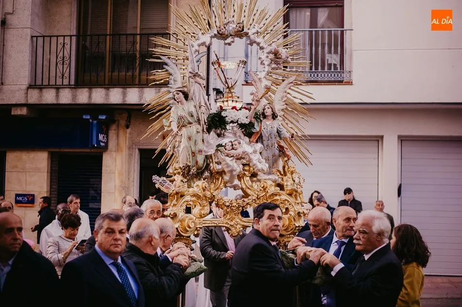 Foto 6 - Solemnidad y respeto en la procesi&oacute;n magna de Santa Teresa
