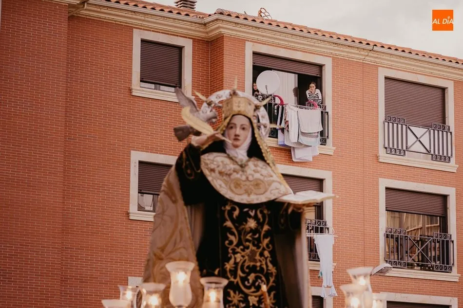 Foto 5 - Solemnidad y respeto en la procesi&oacute;n magna de Santa Teresa