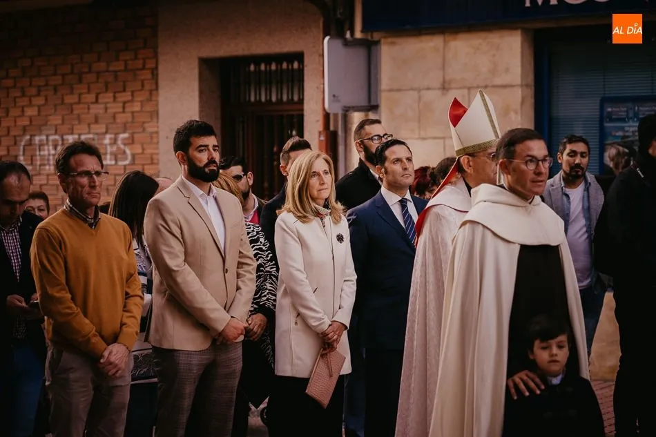 Foto 4 - Solemnidad y respeto en la procesi&oacute;n magna de Santa Teresa