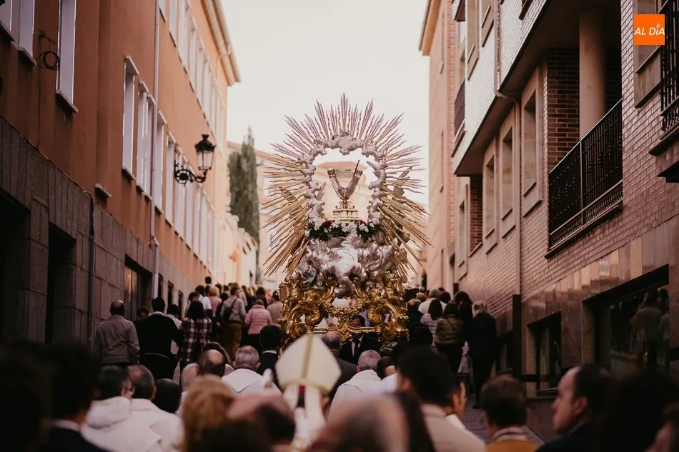 Foto 2 - Solemnidad y respeto en la procesi&oacute;n magna de Santa Teresa