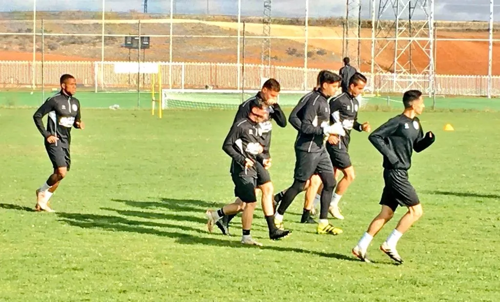 Romero (centro), con una máscara en el entrenamiento del martes / USCF