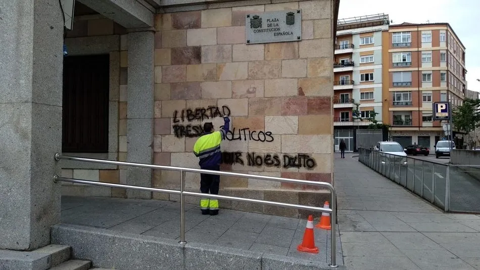 Aparecen pintadas en la Subdelegación del Gobierno de Zamora a favor de los políticos catalanes...