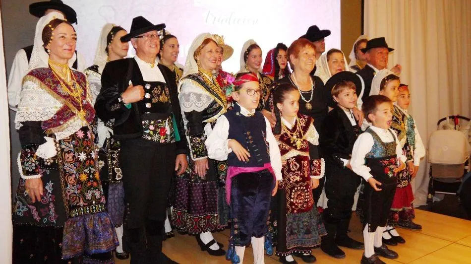 Un grupo de personas con vestidos charros típicos