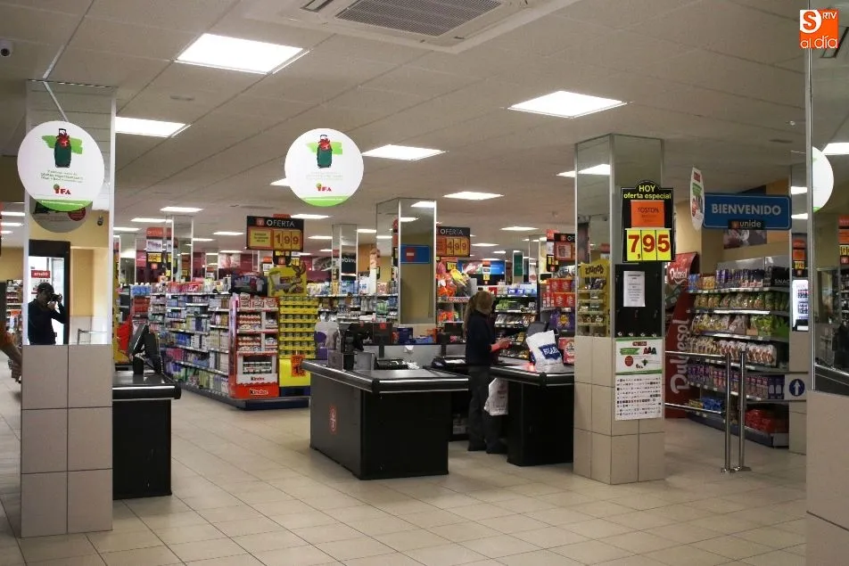 Unide Market se encuentra situado en la calle Sánchez Llevot de Alba de Tormes