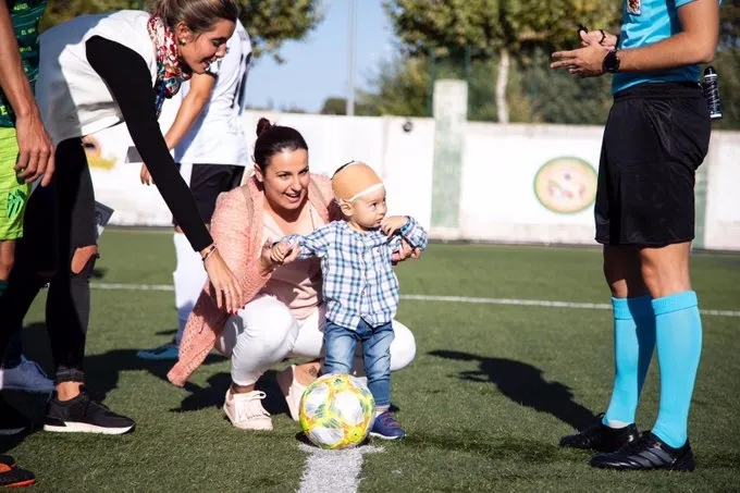 Andrés realiza el saque de honor / TWITTER