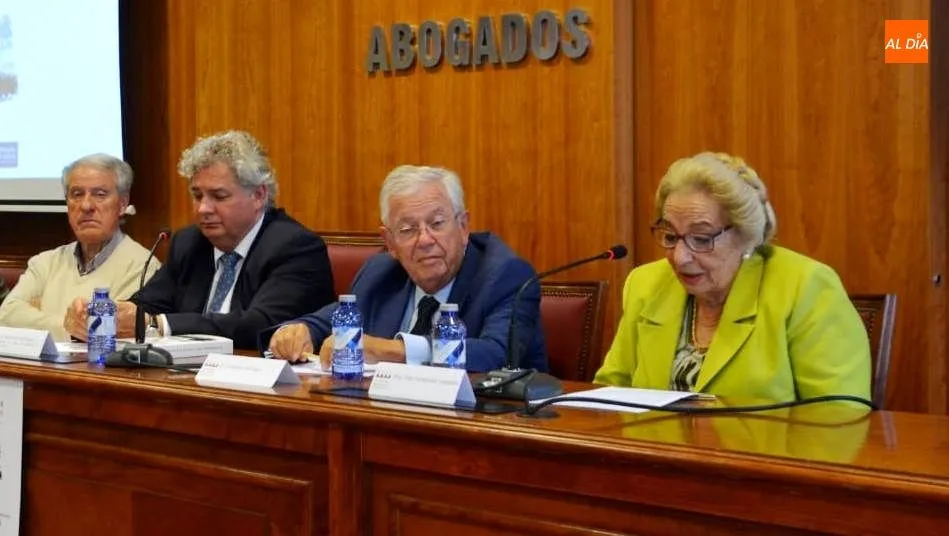 El periodista Fernando Jáuregui, en el centro, en este acto en el Colegio de Abogados de Salamanca. Foto de Lydia González