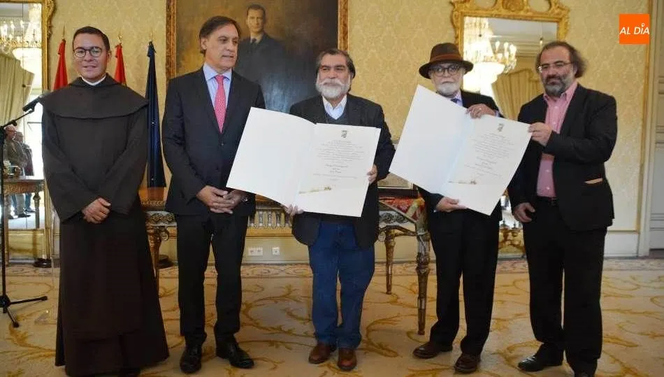 Iván Oñate y David Cortés Cabán con sus títulos en el Ayuntamiento de Salamanca. Foto de Lydia González