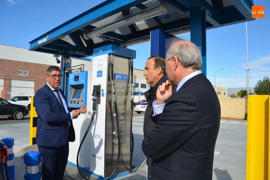 Foto 2 - Salamanca Naturgy y Beconsa inauguran la primera estaci&oacute;n p&uacute;blica de carga de gas natural para...
