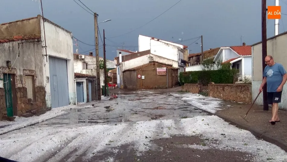 En 15 minutos cayeron 40 l/m2, principalmente granizo, dañando instalaciones, coches y cultivos