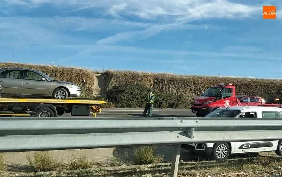 Foto 3 - Varios heridos y retenciones de tr&aacute;fico tras un aparatoso accidente por alcance en la A-66, junto...
