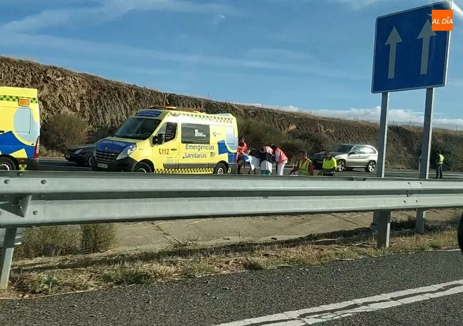 Foto 2 - Varios heridos y retenciones de tr&aacute;fico tras un aparatoso accidente por alcance en la A-66, junto...
