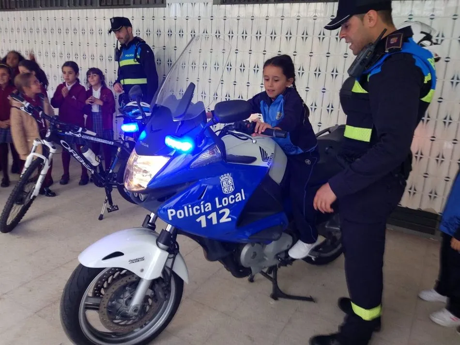 Foto 6 - &nbsp;La Polic&iacute;a Local visita a los alumnos del Colegio San Juan Bosco  