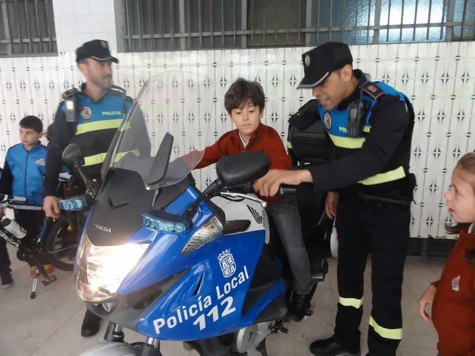 Foto 5 - &nbsp;La Polic&iacute;a Local visita a los alumnos del Colegio San Juan Bosco  