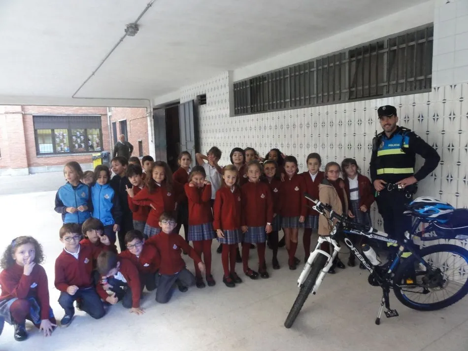 Foto 3 - &nbsp;La Polic&iacute;a Local visita a los alumnos del Colegio San Juan Bosco  