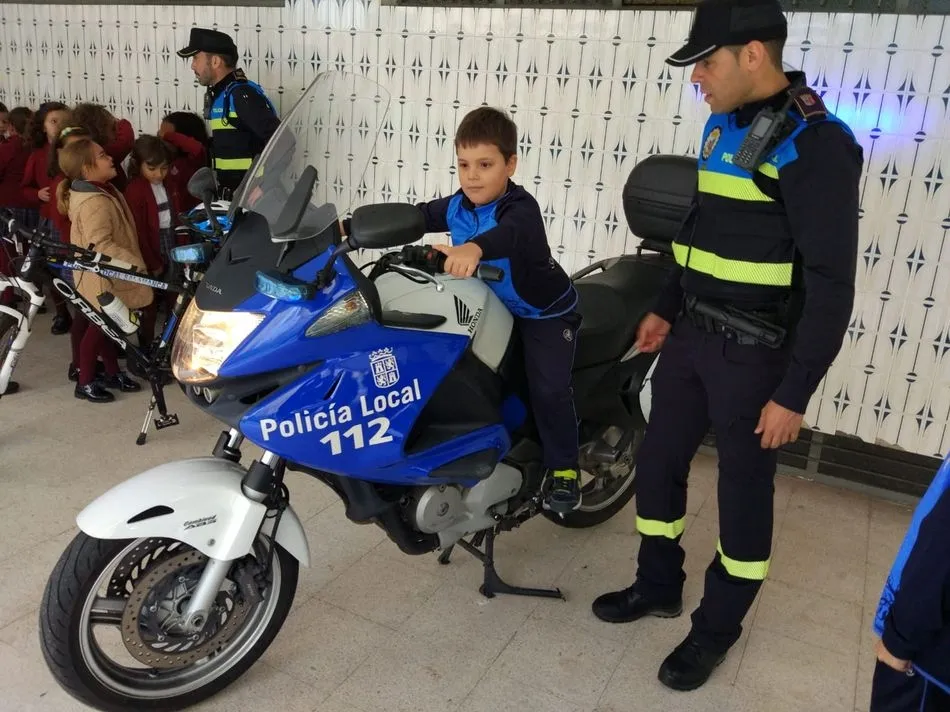 Foto 2 - &nbsp;La Polic&iacute;a Local visita a los alumnos del Colegio San Juan Bosco  