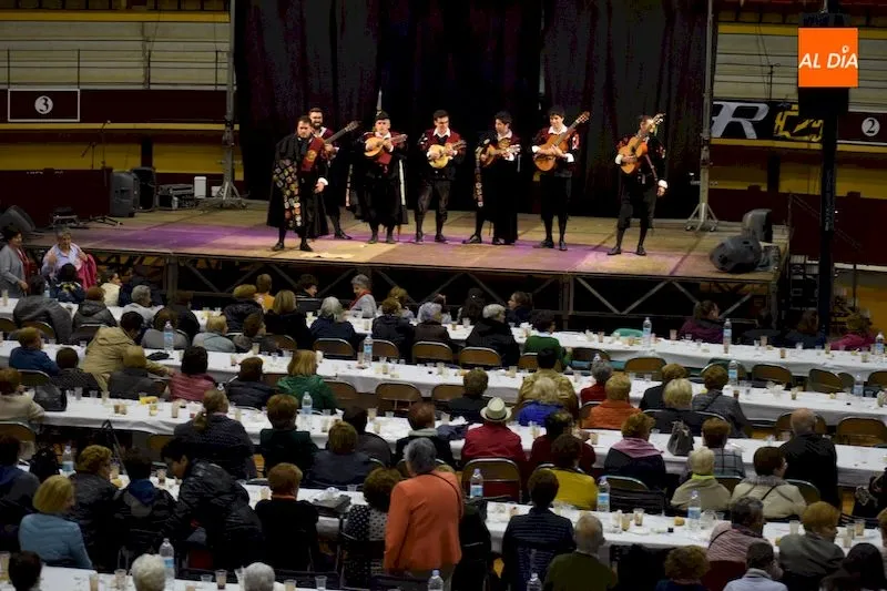 Actuación de la tuna universitaria en la Plaza de Toros / Pedro Zaballos