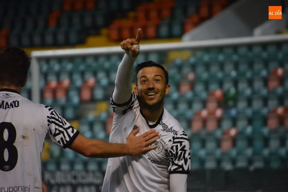 Hugo Díaz celebra su gol al Móstoles / Lydia González