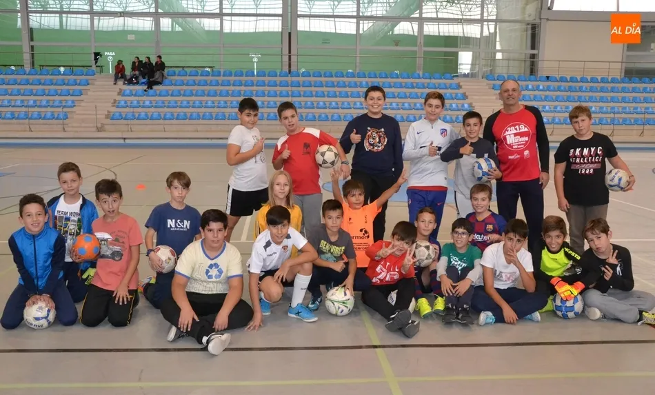 La Escuela Municipal de Fútbol Sala reúne este curso a medio centenar de niños  