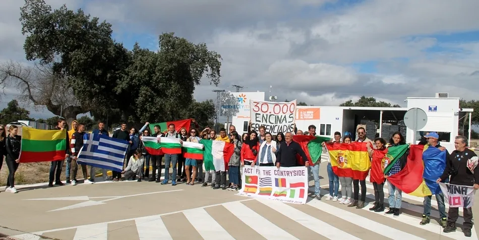 Jóvenes de ocho países europeos protestan en Retortillo contra la mina de uranio  