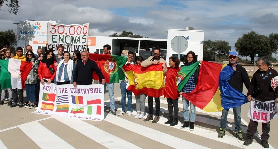 Foto 3 - J&oacute;venes de ocho pa&iacute;ses europeos protestan en Retortillo contra la mina de uranio  