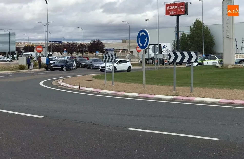 Foto 2 - Una colisi&oacute;n entre dos coches en la rotonda de Carbajosa se salda sin heridos