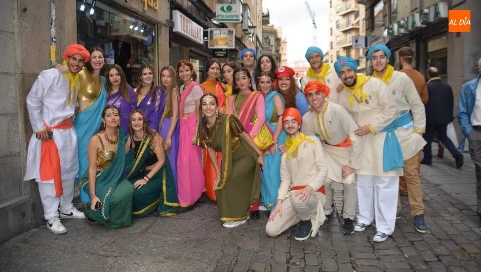 Uno de los grupos de estudiantes disfrazados que recorría el centro de la ciudad. Foto de Lydia González