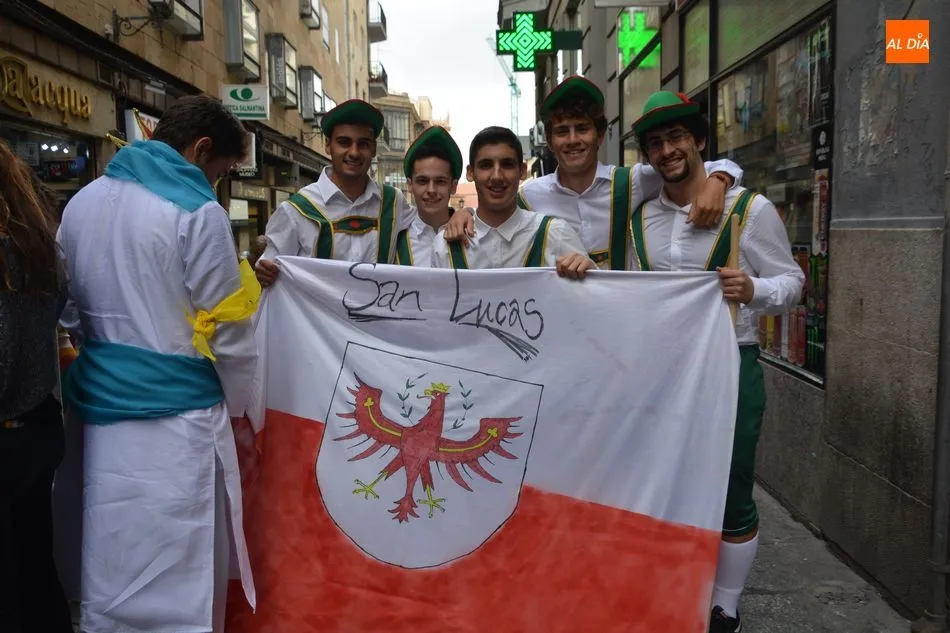 Foto 10 - Las fiestas universitarias del curso comienzan con el vistoso desfile del alumnado de Medicina
