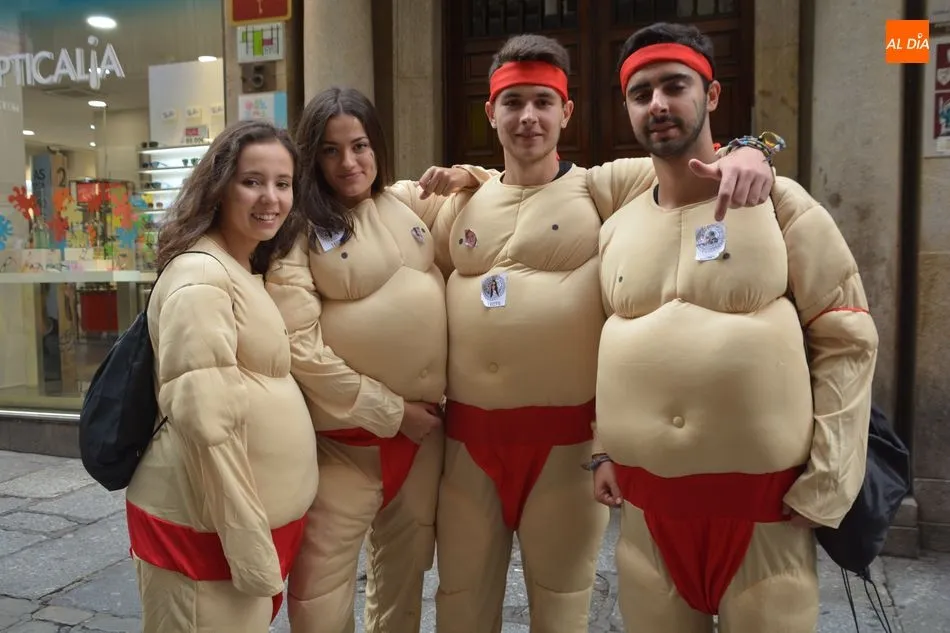 Foto 7 - Las fiestas universitarias del curso comienzan con el vistoso desfile del alumnado de Medicina