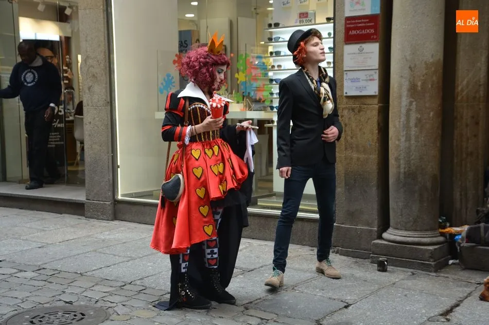 Foto 5 - Las fiestas universitarias del curso comienzan con el vistoso desfile del alumnado de Medicina