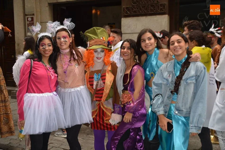 Foto 3 - Las fiestas universitarias del curso comienzan con el vistoso desfile del alumnado de Medicina