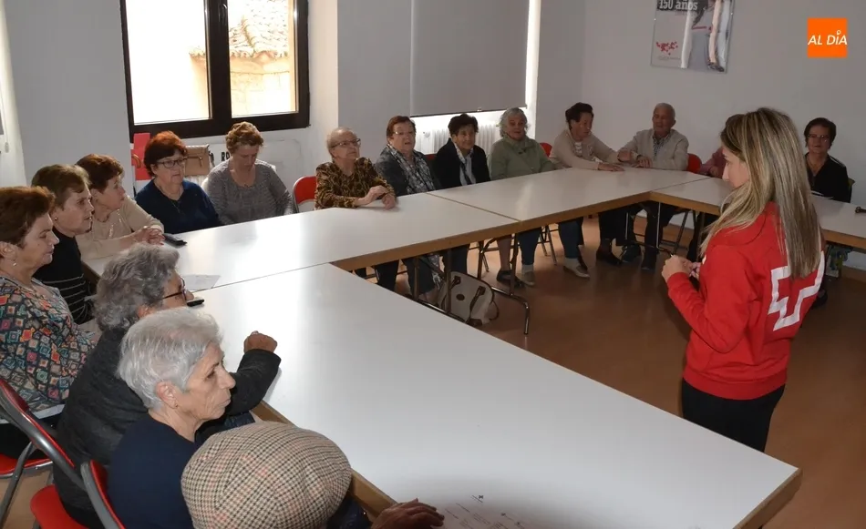 Una veintena de personas toma parte en el taller de Cruz Roja para mayores  
