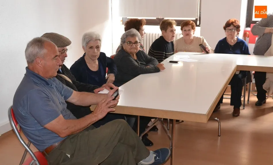Foto 5 - Una veintena de personas toma parte en el taller de Cruz Roja para mayores  