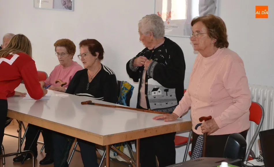 Foto 4 - Una veintena de personas toma parte en el taller de Cruz Roja para mayores  