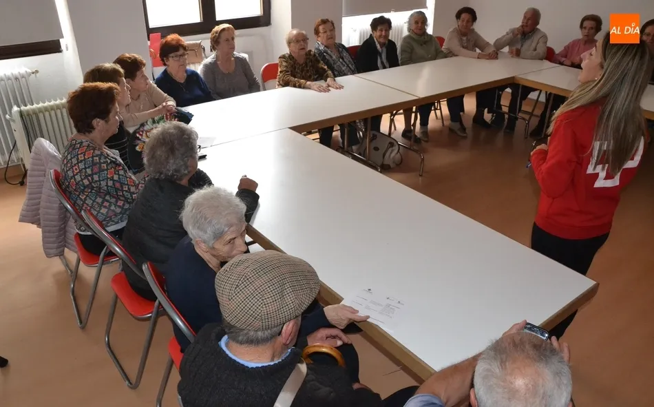 Foto 7 - Una veintena de personas toma parte en el taller de Cruz Roja para mayores  
