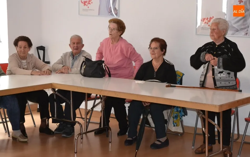 Foto 2 - Una veintena de personas toma parte en el taller de Cruz Roja para mayores  