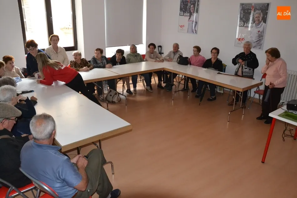 Foto 3 - Una veintena de personas toma parte en el taller de Cruz Roja para mayores  