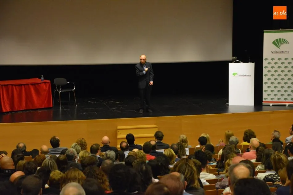 Foto 2 - El actor Jes&uacute;s Vidal llena el Teatro de Unicaja Banco con una conferencia sobre retos y superaci&oacute;n